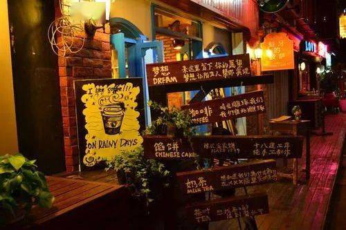 郑州楼市动态更新与小巷风情小店探秘