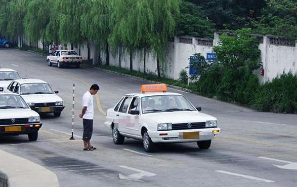 学生车祸最新情况及应对与预防措施的详细步骤指南