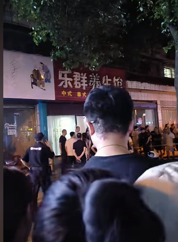 王科探寻小巷深处的独特味道，隐藏的特色小店揭秘