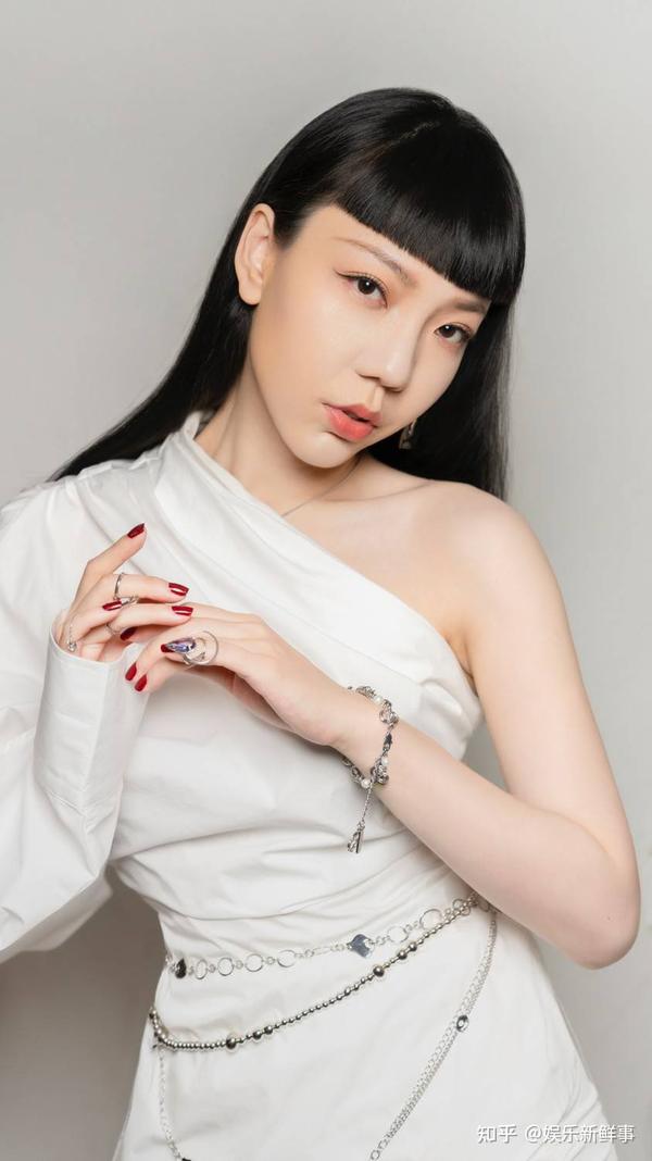 吴莫愁引领科技风潮，体验前沿高科技产品的最新消息