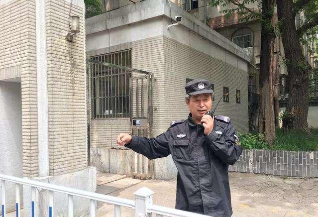 大学门卫老董的新篇章，续写传奇故事