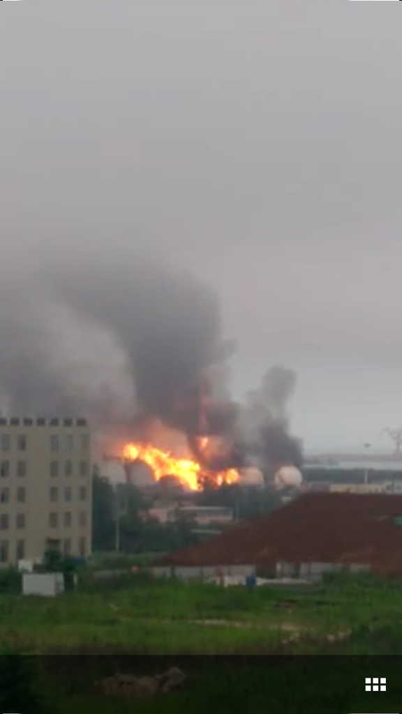 石油火灾背后的自然美景之旅，探寻内心平静的冒险之旅